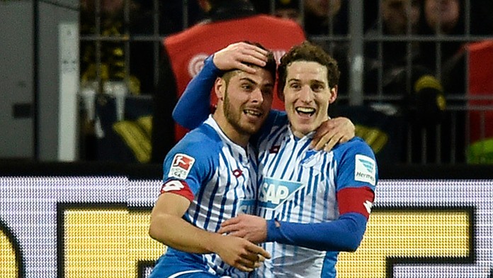 Sebastian Rudy (vpravo) sa teší z gólu so spohráčom Kevinom Vollandom. (Archívna snímka).