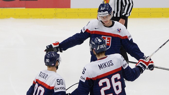 Marek Ďaloga oslavuje gól s Tomášom Tatarom a Jurajom Mikušom.