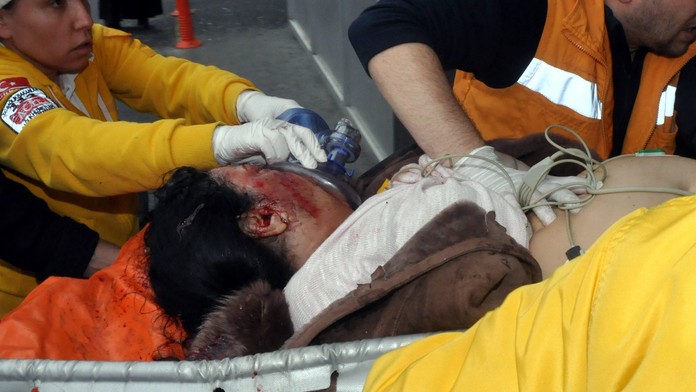 Záchranári odvážajú zranenú osobu z tureckého mesta Istanbul po samovraždednom bombovom útoku.