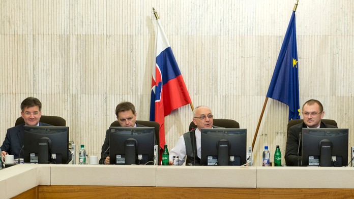 Prvoaprílové zasadnutie vlády: Na mieste premiéra sedí časník (druhý sprava).