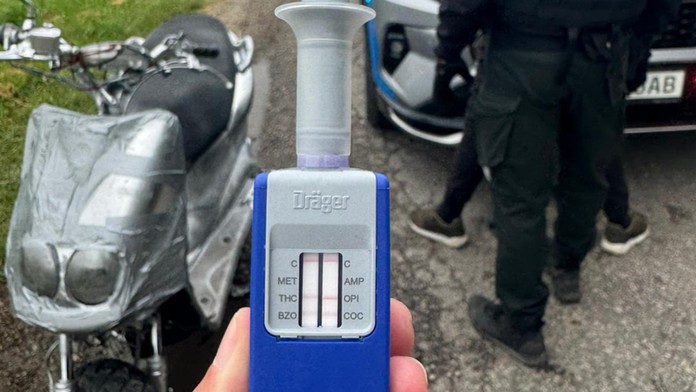 Zabránili tragédii. Dubnickí policajti stiahli z obehu motorkára s drogovým kokteilom v krvi