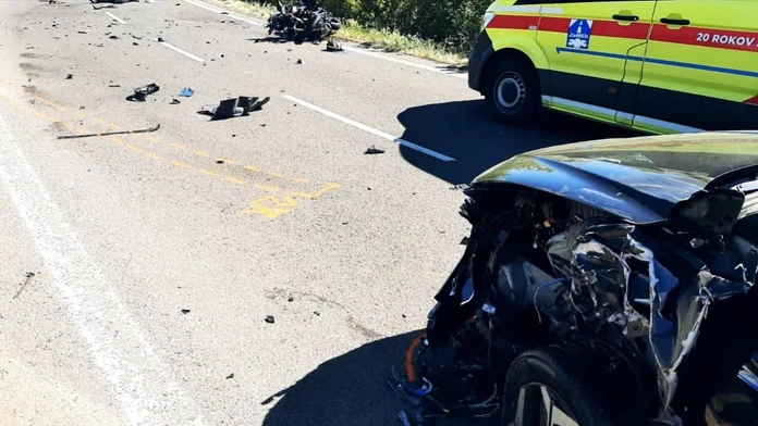 FOTO: Tragická nehoda na juhu Slovenska: Motorkár neprežil, spolujazdkyňa je ťažko zranená