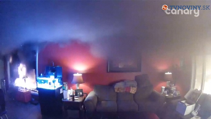 Sledoval, ako mu požiar ničí dom.