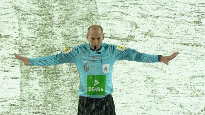 Rozhodca Michal Smolák sa vzhľadom na stav ihriska rozhodol zápas predčasne ukončiť.