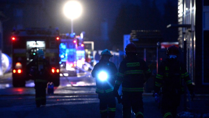Hasiči zasahujú pri požiari firmy na výrobu plastových domových čistiarní odpadových vôd a autoservisu.