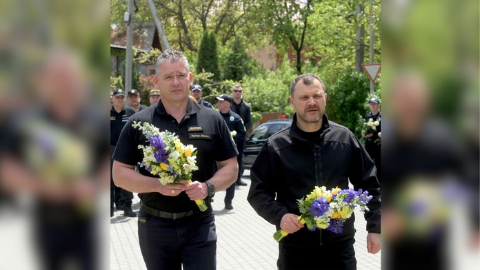 Na snímke je slovenský minister Mikulec, ktorý bol na pracovnej ceste na Ukrajine. Na snímke drží veniec, ktorý neskôr položil padlým vojakom. 
