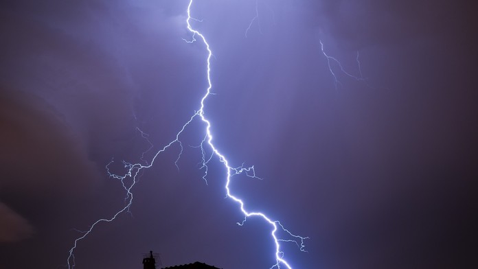 Východ Slovenska v pondelok potrápi počasie. Hrozia búrky s krúpami