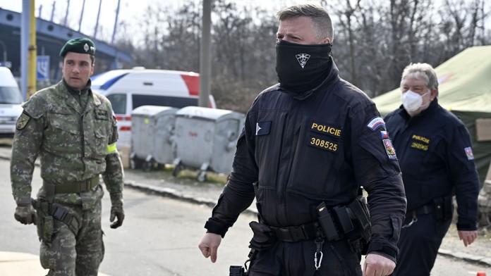 Dráma v susednom Česku: Dvaja muži strieľali z okna bytovky, spacifikovala ich zásahovka