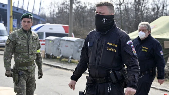 Dráma v susednom Česku: Dvaja muži strieľali z okna bytovky, spacifikovala ich zásahovka