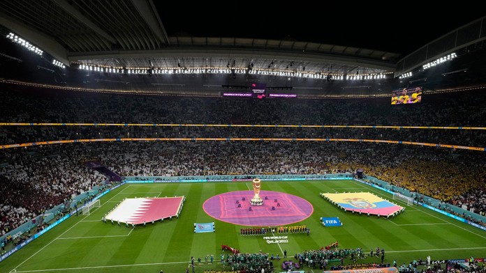 VIDEO: V otváracom zápase MS to na tribúne zaiskrilo. Fanúšik Ekvádoru týmto gestom nahneval Katarčana