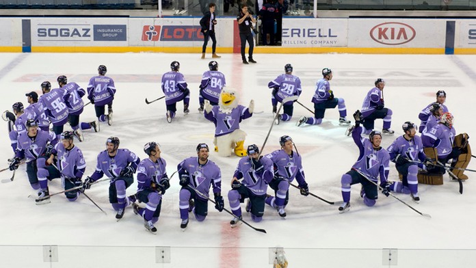 Víťazný rituál hráčov po stretnutí HC Slovan - Dinamo Riga.
