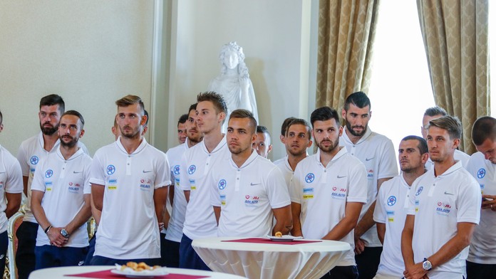 Slovenskí futbaloví reprezentanti počas prijatia na Úrade vlády SR.
