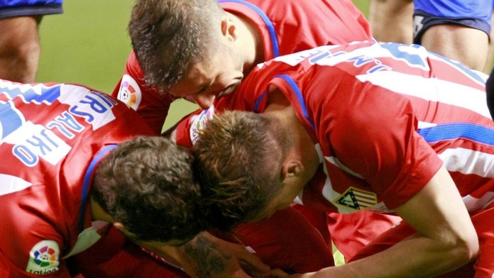 Spoluhráči kriesia Fernanda Torresa.