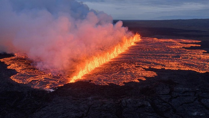 VIDEO: Na Islande sa prebudila sopka. Takmer kilometer dlhá vulkanická trhlina chrlí lávu