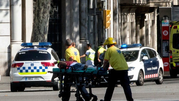 Záchranári odvážajú raneného.