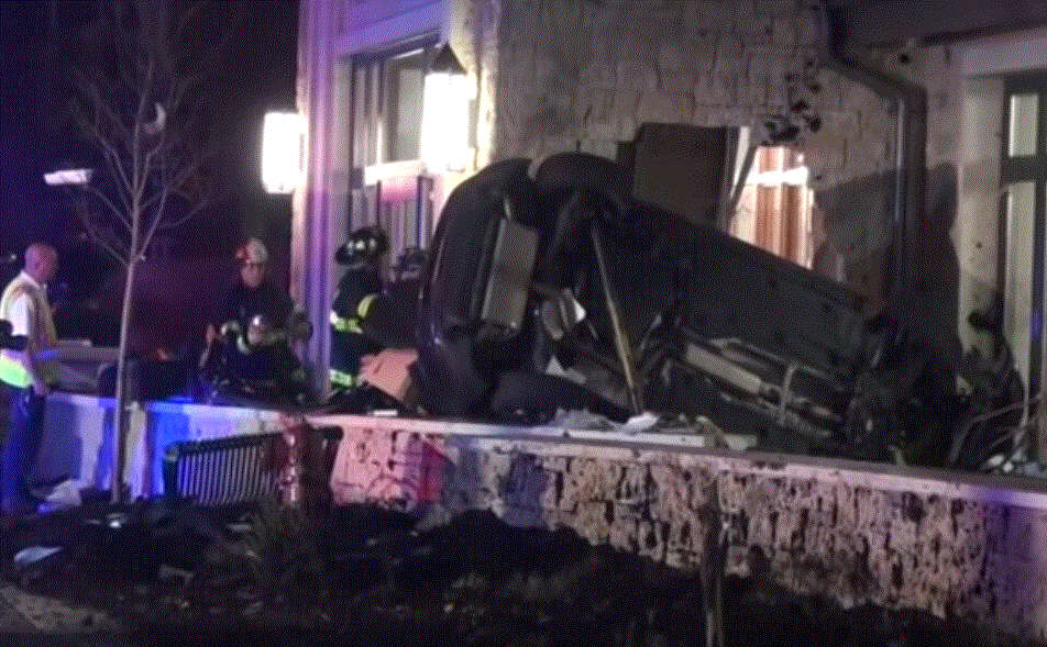 Prevrátené auto pred policajnou stanicou v meste Arlington Heights.