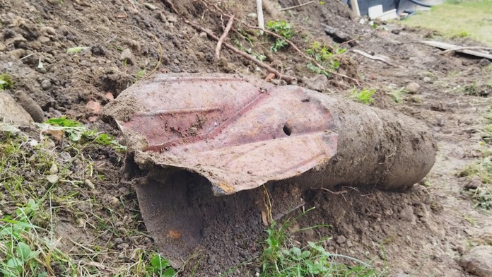 Policajný pyrotechnik zistil, že ide o leteckú betónovú bombu z obdobia druhej svetovej vojny.