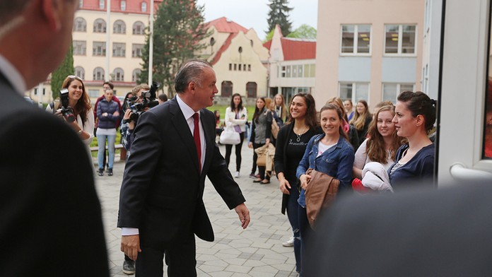 Prezident Andrej Kiska so študentmi pred návštevou  Ekonomickej fakulty UMB v Banskej Bystrici.