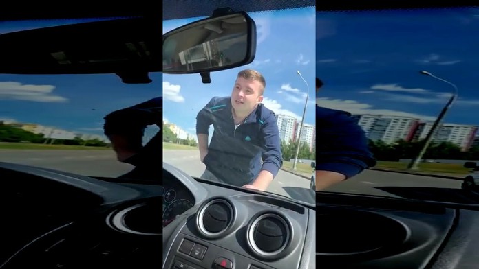Útok muža na auto v Rusku