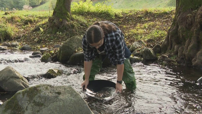 Zlatokop Ľuboš počas práce s ryžovacím tenierom.