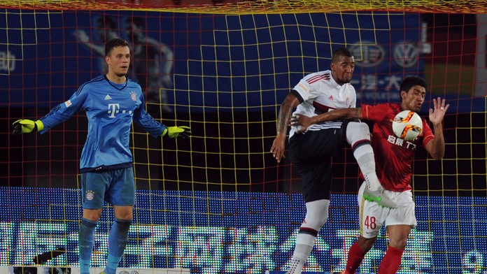 Na snímke vpravo hráč Evergrande Paulinho - archívna snímka