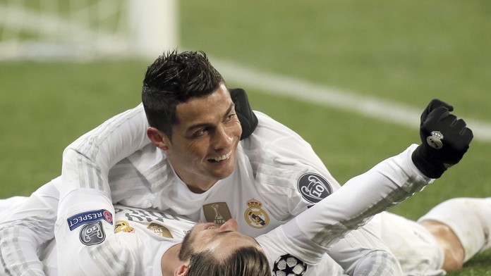 Hráč Realu Madrid Cristiano Ronaldo oslavuje gól so spoluhráčom Garethom Baleom 
