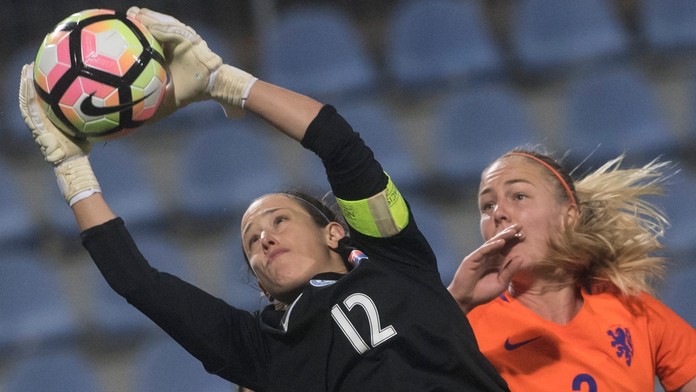 Na snímke vľavo brankárka Maria Korenčiová (Slovensko) a vpravo Stephanie van der Gragtová  (Holandsko).