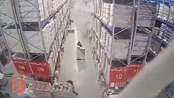 Moment, keď sa začali rúcať regály plné alkoholu.