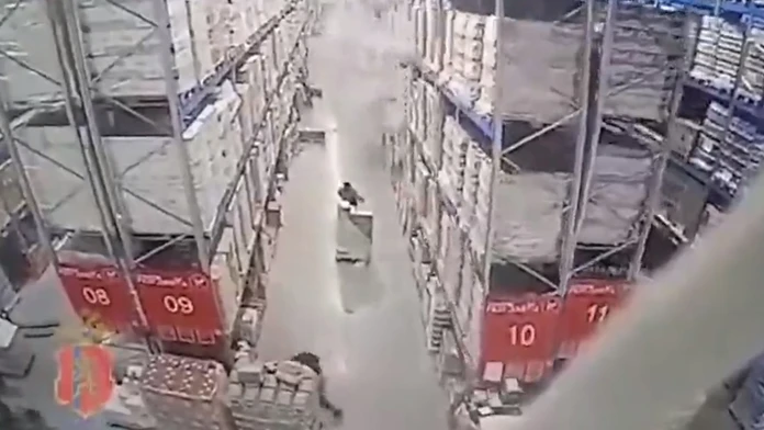 Moment, keď sa začali rúcať regály plné alkoholu.