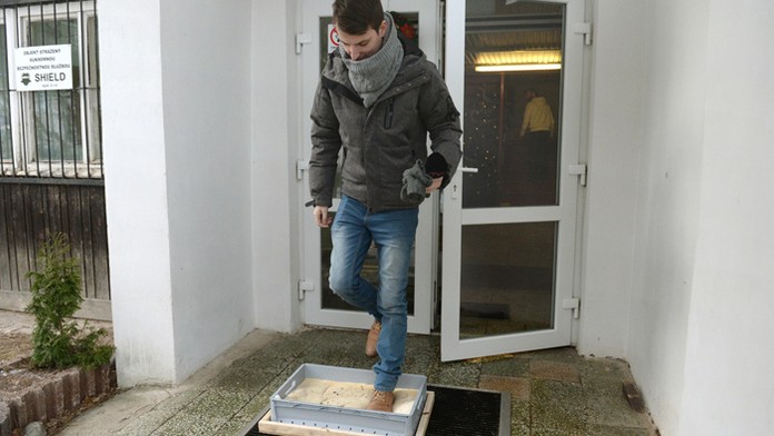 Dezinfekcia pred a po vstupe do areálu ZOO v Košiciach ako opatrenie proti šíreniu vtáčej chrípky.