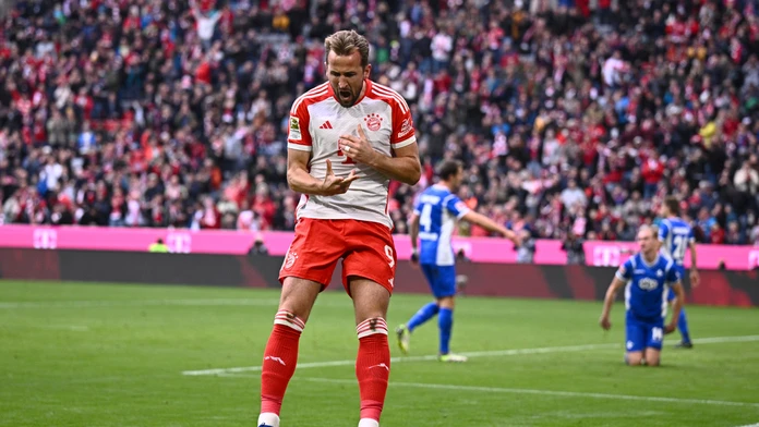 Bayern oslávil Neuerov návrat dominantným víťazstvom. Hetrikom sa zaskvel Kane