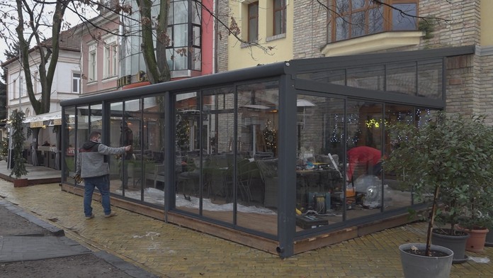 Diana je vokalistkou otcovej kapely Funkiez.