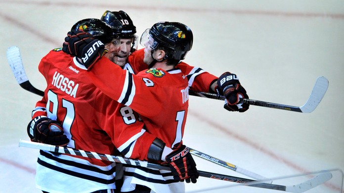 Gólová radosť trojice s Chicaga Blackhawks - Hossa, Sharp, Toews.