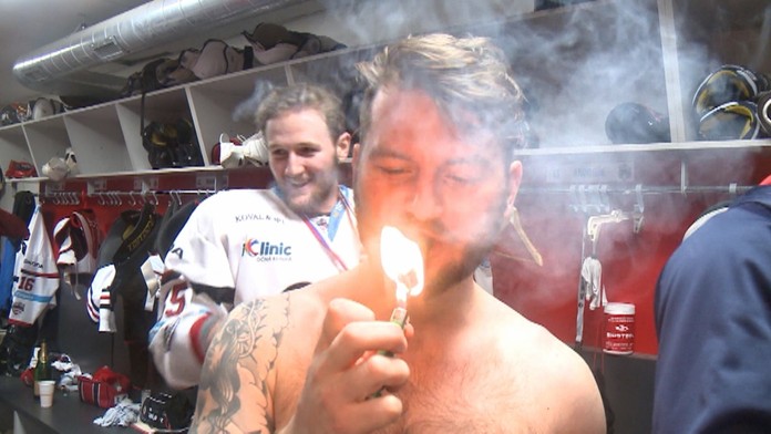 Hráči Banskej Bystrice oslavujú ligový titul.