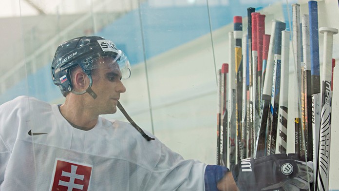 Kapitán Andrej Sekera počas tréningu v hale Športového paláca Jubilejnyj.