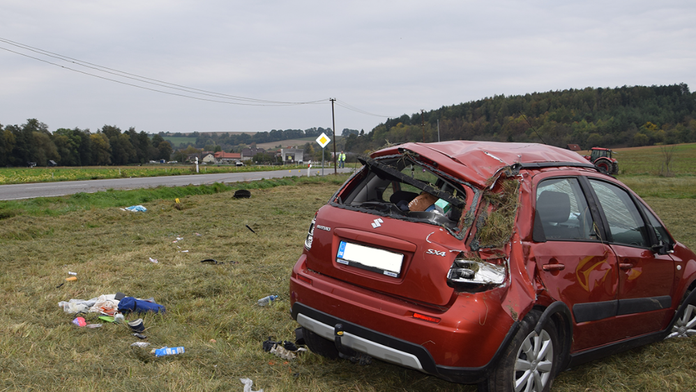 Zničené auto po náraze s tatrovkou v Trenčianskom kraji.