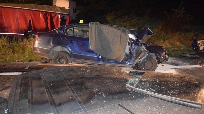 Nehodu neprežili traja ľudia.