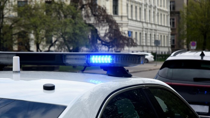 Opitý otec nechal svojho 10-ročného syna šoférovať auto. On sa zatiaľ viezol na zadnom sedadle