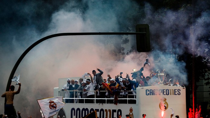Real Madrid oslavuje víťazstvo Ligy majstrov na madridskom námestí Cibeles.