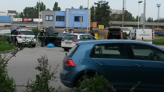 Mŕtvy muž v aute na benzínke v Petržalke
