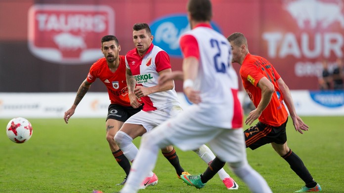 Na snímke zľava Erik Daniel (Ružomberok) a Nikola Trujič (Vojvodina) v odvetnom zápase 1. predkola Európskej ligy.