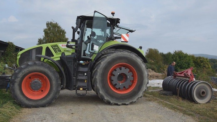 Zamestnanca družstva v Lehôtke neďaleko Lučenca pricvikol traktor. 