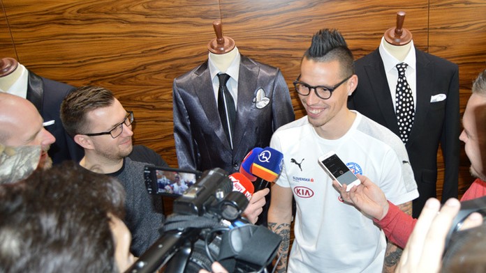 Novinári spovedajú Mareka Hamšíka na skúške oblekov.