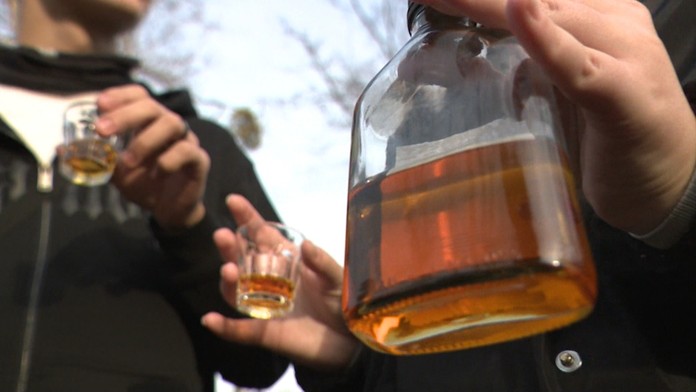 Alkohol, drogy aj lieky. Stúpol počet úmyselných otráv detí počas prázdnin, odborníci pozorujú viacero nových javov