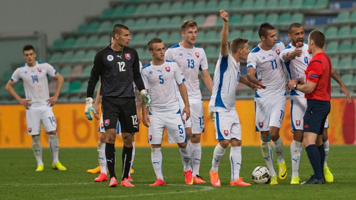 Reprezentanti do 21 rokov a hl. rozhodca McLean zo Škótska po druhej červenej karte pre nášho hráča a po zrušenom pokutovom kope