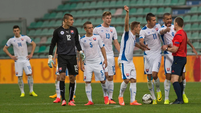 Reprezentanti do 21 rokov a hl. rozhodca McLean zo Škótska po druhej červenej karte pre nášho hráča a po zrušenom pokutovom kope