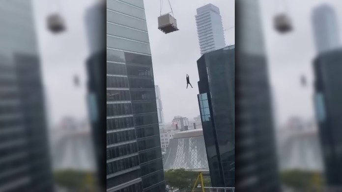 Desivý incident z Toronta: Robotník zostal visieť na lane žeriava medzi mrakodrapmi