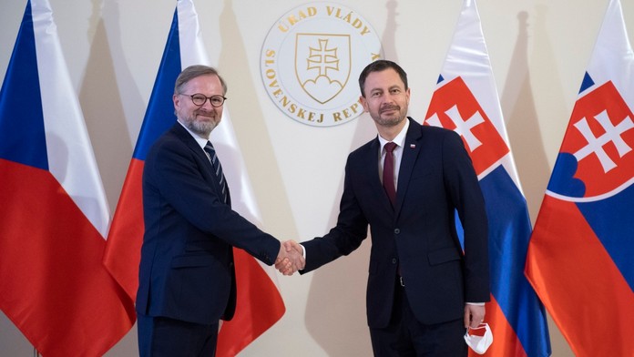 Na snímke nový český premiér Petr Fiala (vľavo) a slovenský premiér Eduard Heger (vpravo) si podávajú ruky.