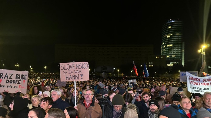Po Novom roku sa rozhodne. Ak protesty vydržia, vláda bude musieť reagovať, myslí si odborník
