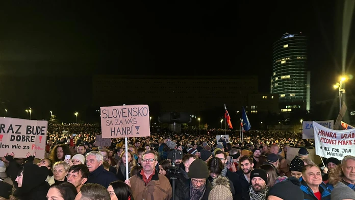 Po Novom roku sa rozhodne. Ak protesty vydržia, vláda bude musieť reagovať, myslí si odborník